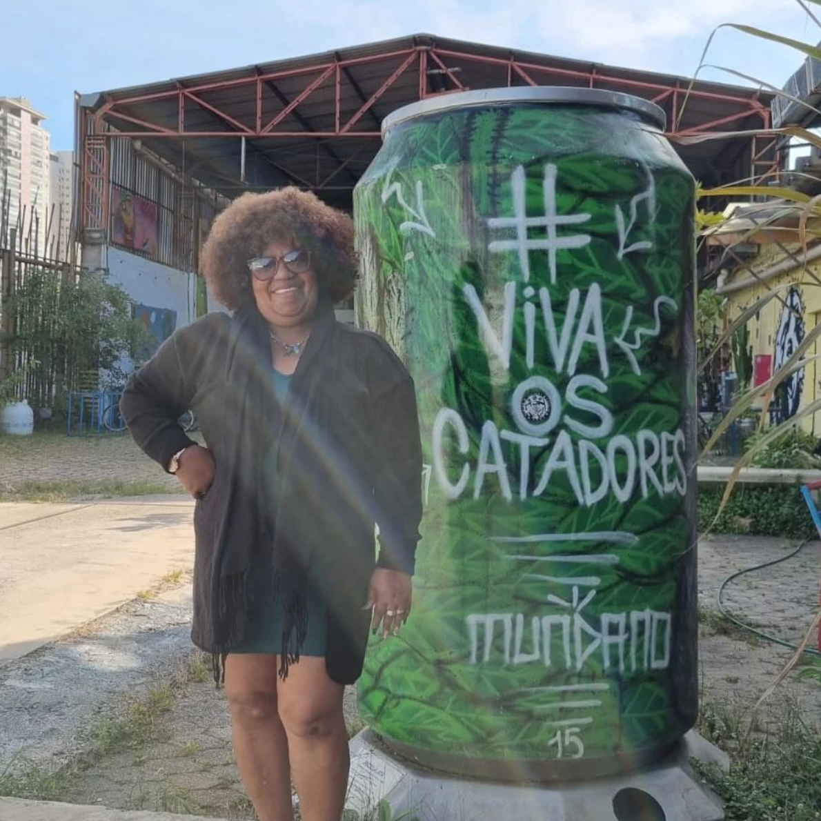 laura da cruz reciclagem em frente da uma representação de lata de catadores